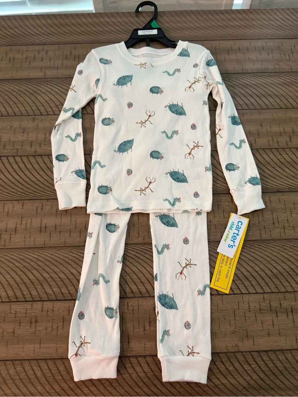 Carter's White Ribbed Pajama Set with green bugs size 5T-NWT